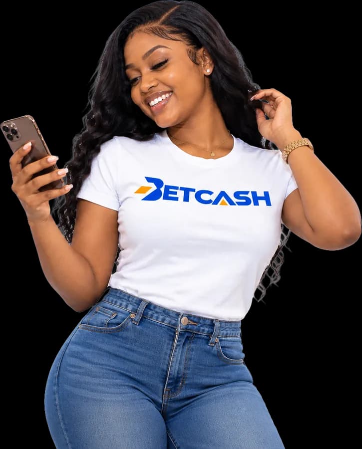 Cliente souriante consultant Betcash sur son téléphone